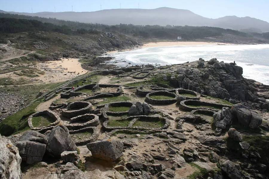 Castro de Baroña junto al mar
