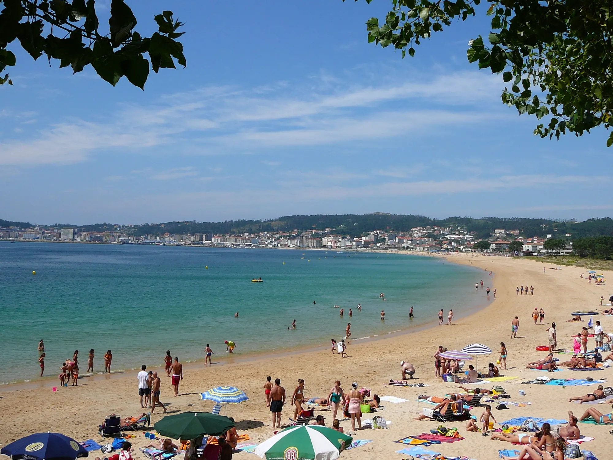 Playa de Coroso llena de bañistas en verano, Ribeira