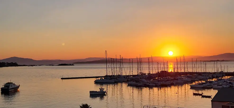 Atardecer sobre el puerto deportivo desde el hostal