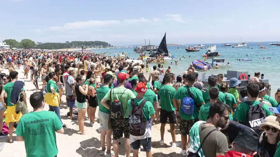 Fiesta de la Dorna en la playa de Ribeira